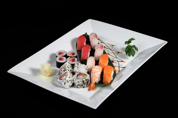 çeşitli suşi ve sashimi dikdörtgen plaka üzerinde