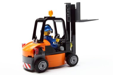 oyuncak adam forklift kamyon üzerinde bir