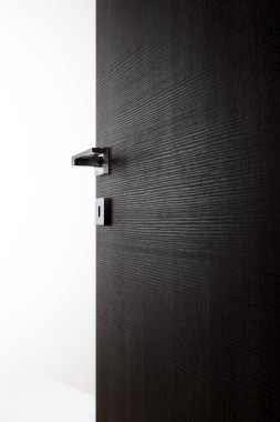 karanlık kapıyı açık h