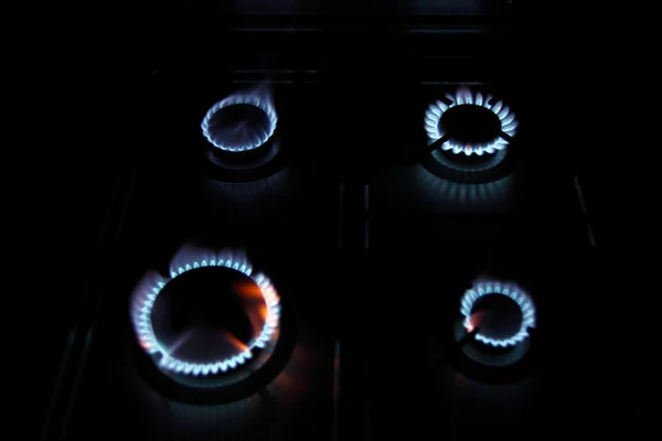 Cuatro llamas una estufa de gas f — Foto de Stock