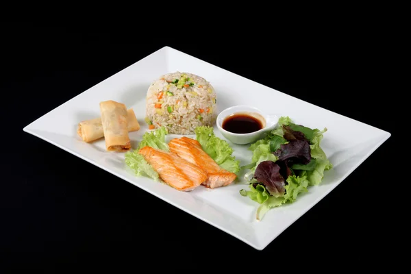 Menú de pescado a la parrilla con arroz y verduras — Foto de Stock