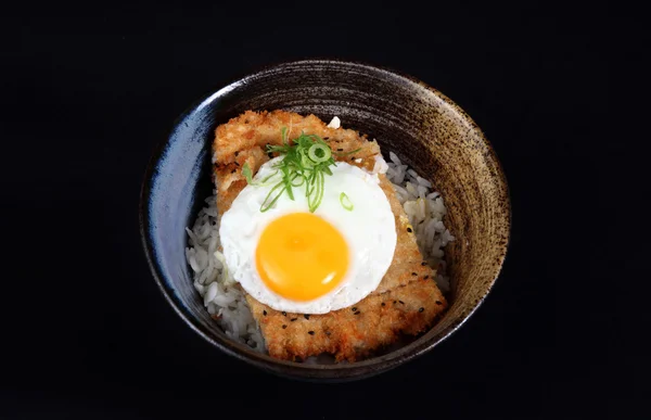 Tigela com peixe frito, arroz e ovo — Fotografia de Stock