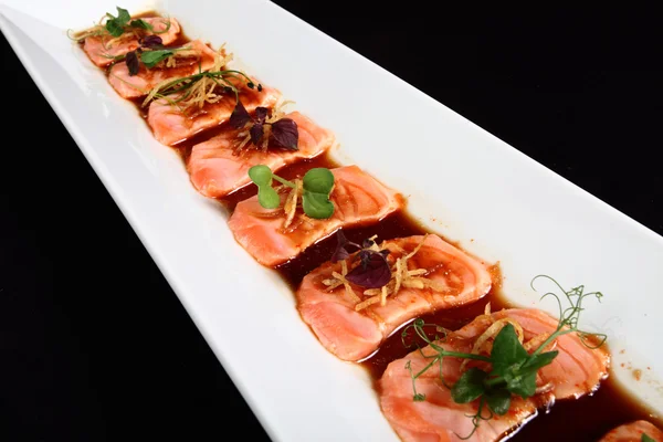 yakın çekim soslu somon Steak