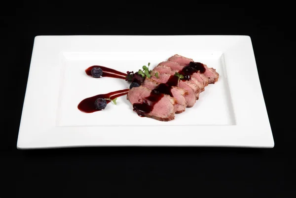 Carne de pato com creme de cranberry em placa branca — Fotografia de Stock