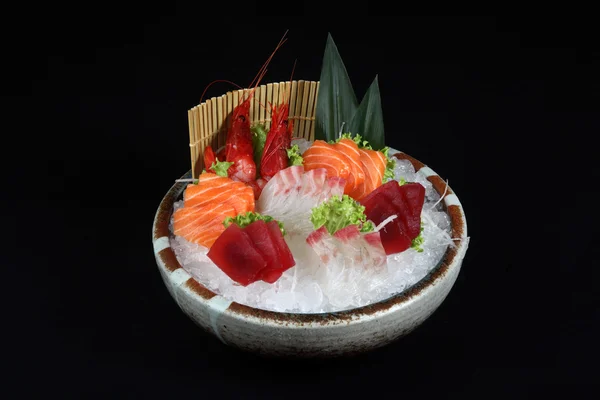Sushi gemengd met ijs en decoratie van groenten — Stockfoto