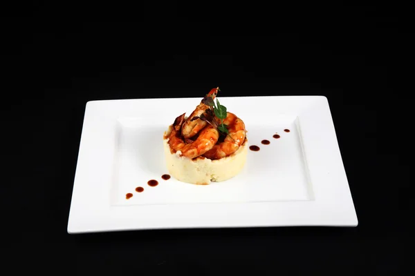 Bien plato con gambas en plato blanco — Foto de Stock