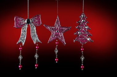 Yılbaşı ağacı süsleri kırmızı