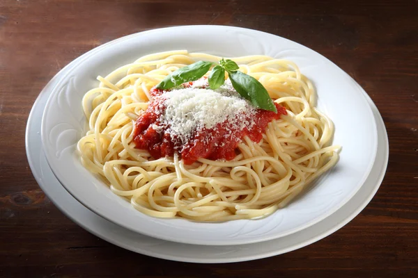 Plato italiano de espaguetis con tomate —  Fotos de Stock