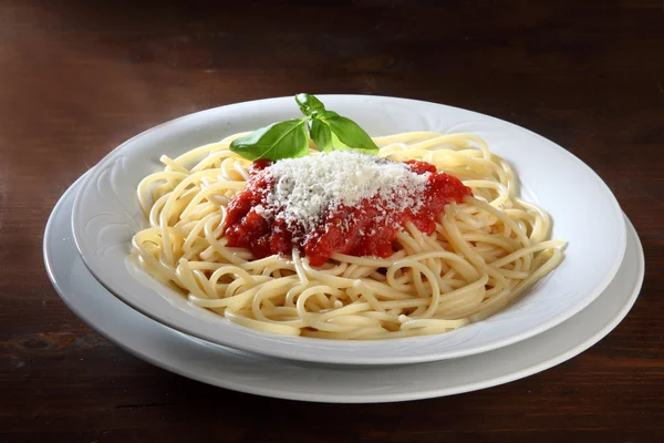 Prato italiano de espaguete com tomate e manjericão Fotos De Bancos De Imagens