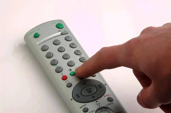 Ręcznie naciskając przycisk tv — Zdjęcie stockowe