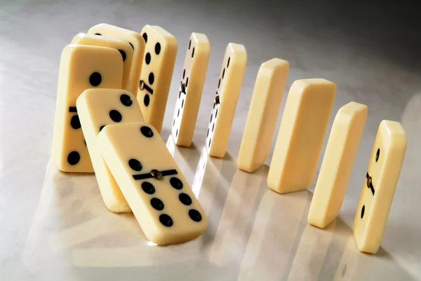 Fila de dominó en un semicírculo —  Fotos de Stock