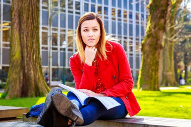 Güzel genç kadın ve üniversite öğrencisi