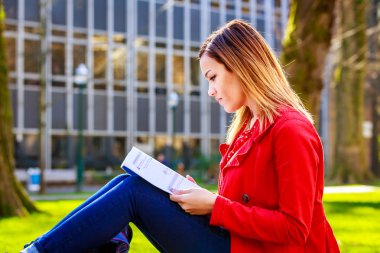 Güzel genç kadın ve üniversite öğrencisi