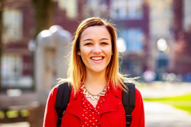 Genç kadın ve üniversite öğrencisi