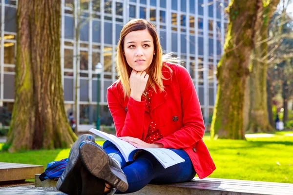 Güzel genç kadın ve üniversite öğrencisi