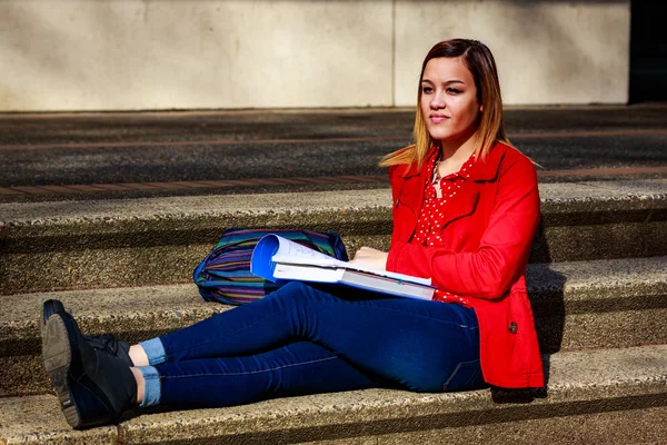 Güzel genç kadın ve üniversite öğrencisi