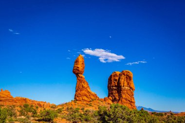 Dengeli Kaya ve yakınlardaki kaya oluşumları Arches Ulusal Parkı, Utah