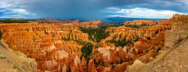 Bryce Amfitiyatrosu Bryce Canyon Ulusal Parkı 'nda İlham Noktasından izlendi.