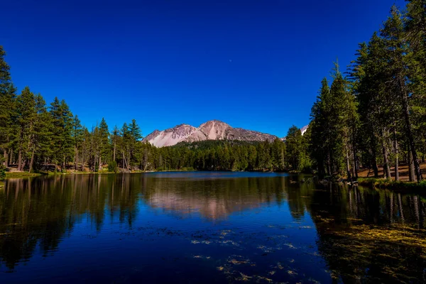 Chaos Crags Odráží Reflection Lake Lassen Volcanic National Park California — Stock fotografie