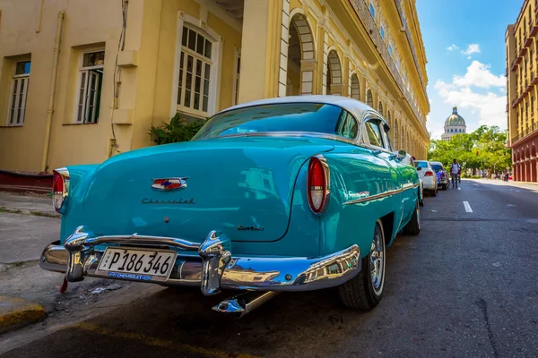 Havana, Küba - 12 Mart 2020: Klasik bir Amerikan arabası, mükemmel restore edilmiş Chevrolet, arka planda Capitol binası bulunan Havana, Küba caddesinde park halinde..