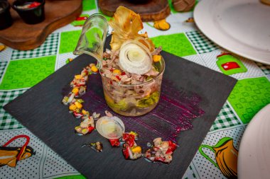 Duck Ceviche aperatifi Havana, Küba 'daki Ivan Chef Justo restoranında servis ediliyor.