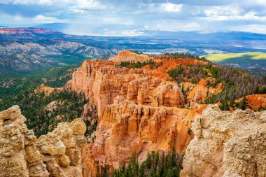 Bryce Canyon Ulusal Parkı 'ndaki Rainbow Point' ten izlenen serseriler Bryce Canyon Ulusal Parkı 'ndaki Utah Gökkuşağı Noktası, Utah
