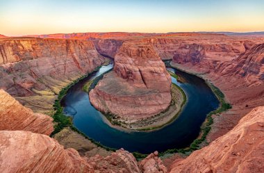 Colorado Nehri 'nin üzerindeki Horseshoe Bend' de, şafakta, sayfa Arizona 'da.