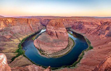 Colorado Nehri 'nin üzerindeki Horseshoe Bend' de, şafakta, sayfa Arizona 'da.