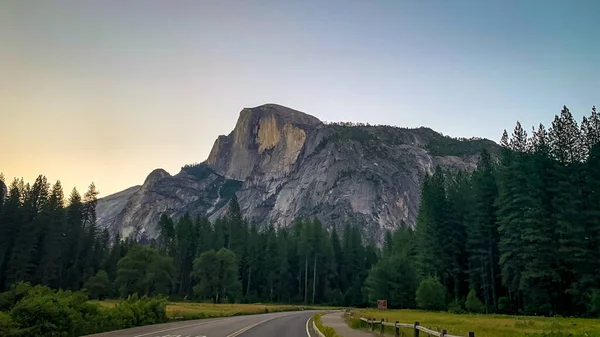 Half Dome Amanecer Parque Nacional Yosemite California —  Fotos de Stock