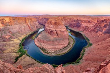 Colorado Nehri 'nin üzerindeki Horseshoe Bend' de, şafakta, sayfa Arizona 'da.
