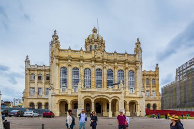 Havana, Küba - 8 Mart 2020: Havana, Küba 'daki Devrim Müzesi, 1959 yılına kadar tüm Küba başkanlarının başkanlık sarayıydı.