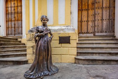 Cecilia Valdes 'in bronz heykeli, Havana, Küba' da elinde yelpaze tutan klasik giysili kadın.