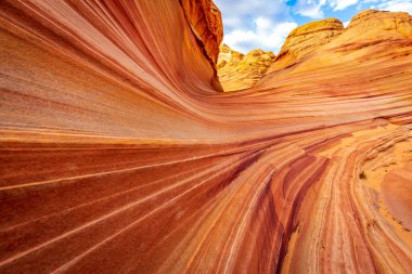 Dalga, Coyote Buttes, Arizona 'da bulunan ve rengarenk ve dalgalı şekilleriyle bilinen ünlü bir kum taşı formasyonudur.