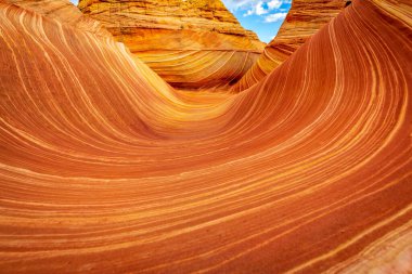 Dalga, Coyote Buttes, Arizona 'da bulunan ve rengarenk ve dalgalı şekilleriyle bilinen ünlü bir kum taşı formasyonudur.