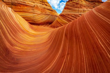 Dalga, Coyote Buttes, Arizona 'da bulunan ve rengarenk ve dalgalı şekilleriyle bilinen ünlü bir kum taşı formasyonudur.
