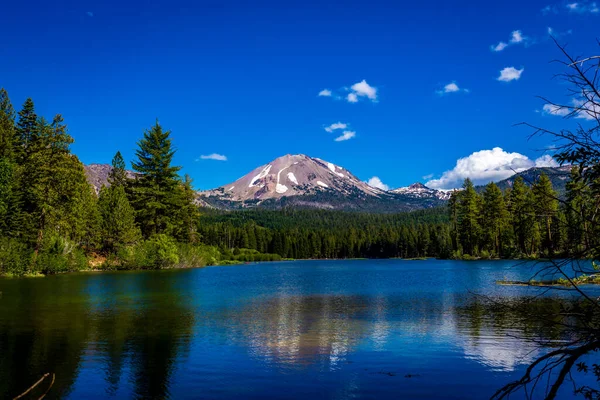 Szczyt Lassen Odzwierciedlony Jeziorze Manzanita Park Narodowy Lassen Kalifornia — Zdjęcie stockowe