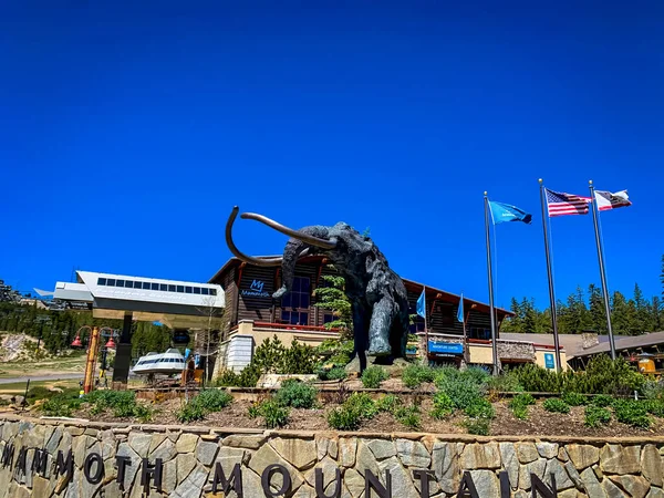 Bronze Statue Giant Mammoth Stands Front Visitor Center Mammoth Mountain — Stock Photo, Image