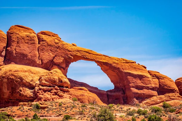 Skyline Arch Mittag Arches National Park Utah — Stockfoto