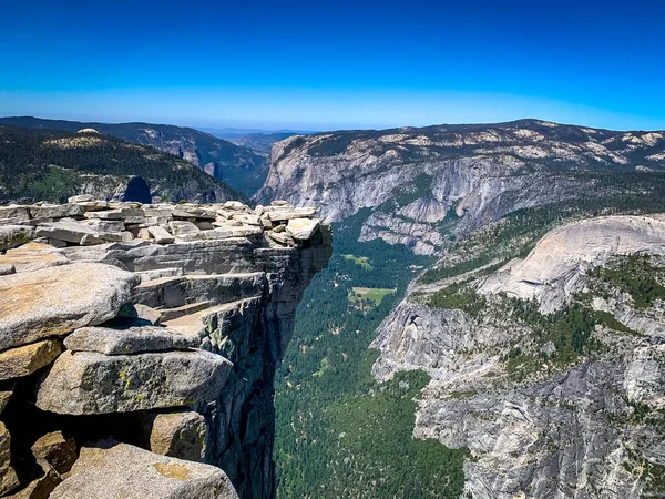 Visor Una Pequeña Repisa Colgante Half Dome Summit Yosemite Natinoal —  Fotos de Stock