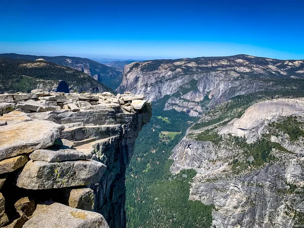Visor Una Pequeña Repisa Colgante Half Dome Summit Yosemite Natinoal Fotos de stock