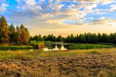 Gün batımında Lakeside yaşam alanı