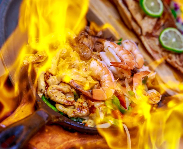 Fajita 화 염에 — 스톡 사진