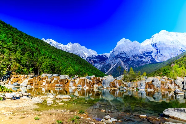 Lijiang: montagna di neve del drago di giada — Foto Stock