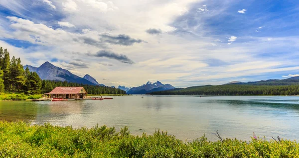 Maligne озеро Boathouse — стокове фото