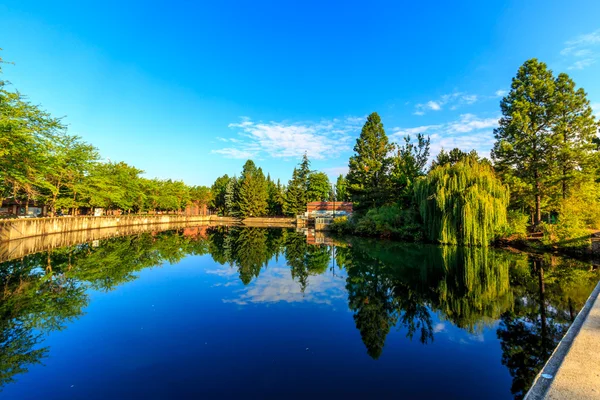 nehir kenarında park