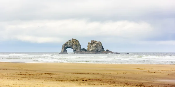 Twin rotsen bij Rockaway Beach — Stockfoto