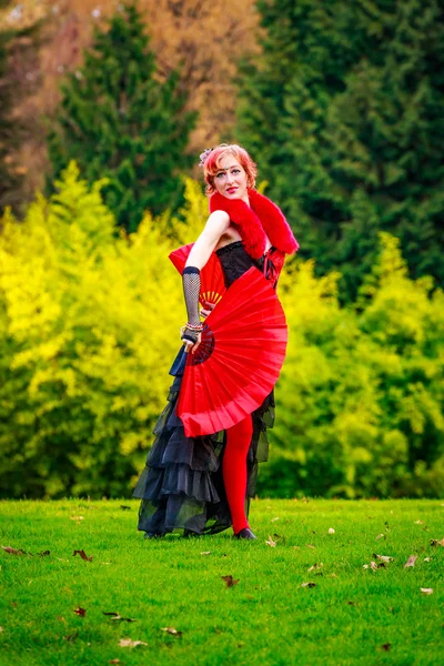 Fan dancing in the Park — Stock Photo, Image