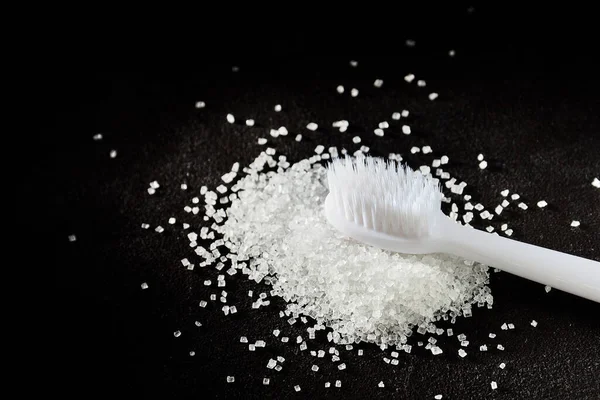 Nuevo Cepillo Dientes Blanco Puñado Azúcar Espolvoreada Sobre Fondo Oscuro — Foto de Stock