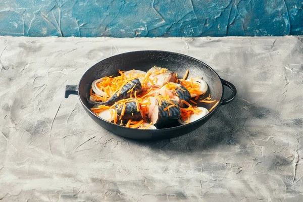 Тертая Морковь Нарезанная Свежая Рыба Макрель Лежат Сковороде Приготовления Обеда — стоковое фото
