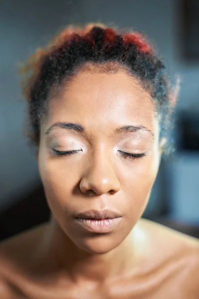 目を閉じたアフリカ系アメリカ人女性の肖像画です — ストック写真